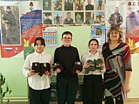 Школьники, педагоги и родители Атратской школы объединились для помощи военнослужащим (фото №1).