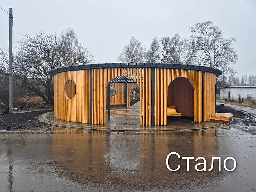 Работы по благоустройству центральной части п. Киря в рамках инициативного бюджетирования продолжаются.