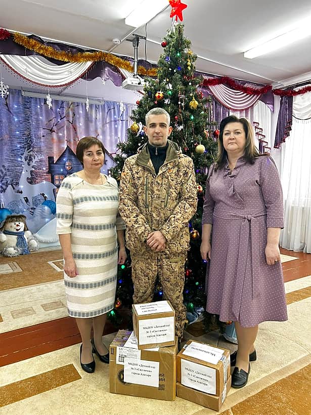 Коллектив сотрудников и родители воспитанников детского сада №3 «Светлячок» г. Алатыря отправили небольшой гостинец участникам СВО.