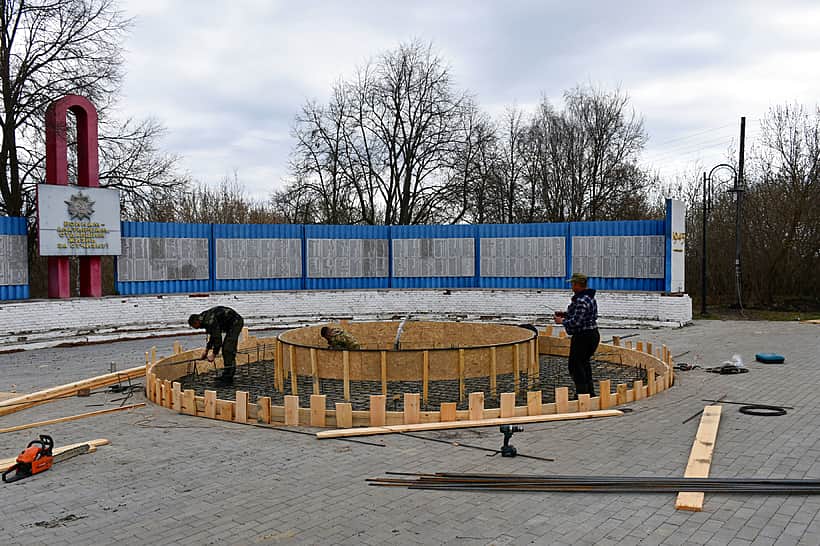 В Алатыре на Мемориале воинам, павшим в годы Великой Отечественной войны, ведётся установка нового элемента - «Звезды памяти», которая станет основой для Вечного огня.
