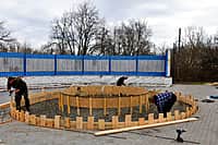 В Алатыре на Мемориале воинам, павшим в годы Великой Отечественной войны, ведётся установка нового элемента - «Звезды памяти», которая станет основой для Вечного огня (фото №3).