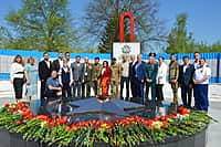 В Алатыре на Мемориале воинам, павшим в годы Великой Отечественной войны 1941–1945 гг., был зажжён Вечный огонь. (фото №1).