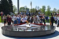 В Алатыре на Мемориале воинам, павшим в годы Великой Отечественной войны 1941–1945 гг., был зажжён Вечный огонь. (фото №3).