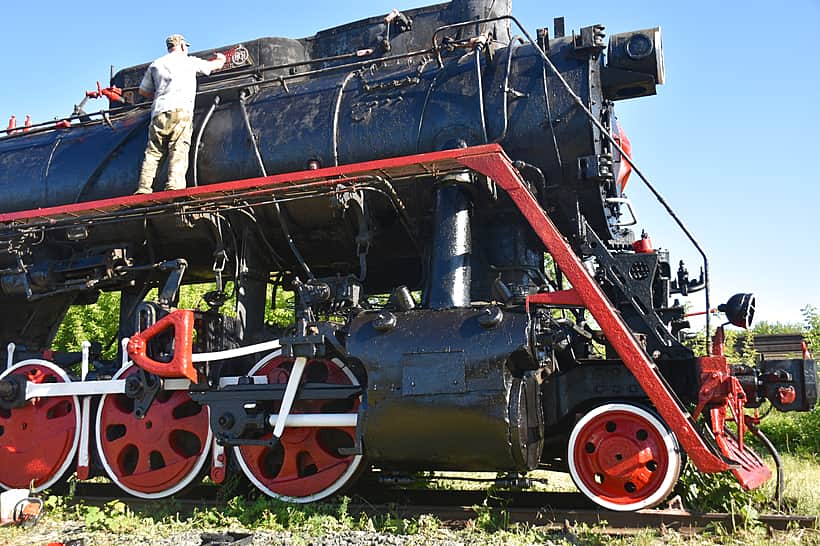 В эти дни силами администрации проводится субботник в микрорайоне Ямская у памятника технике «Паровоз Л-3369».