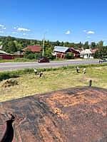 В эти дни силами администрации проводится субботник в микрорайоне Ямская у памятника технике «Паровоз Л-3369». (фото №3).