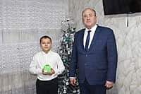 Дети в рамках акции «Ёлка желаний» в Алатырском МО получили новогодние подарки (фото №6).