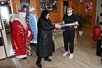 Дети в рамках акции «Ёлка желаний» в Алатырском МО получили новогодние подарки (фото №4).