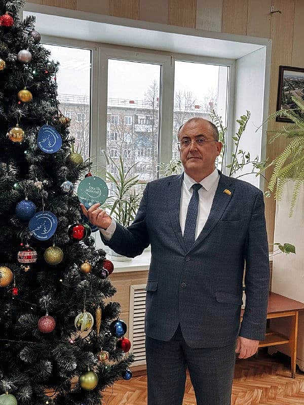 Дети в рамках акции «Ёлка желаний» в Алатырском МО получили новогодние подарки.