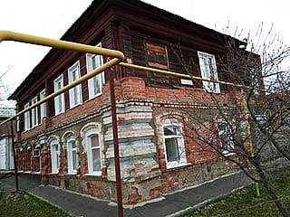 ул. Гончарова, 83 = ул. Лермонтова, 59 (г. Алатырь) -​ многоквартирный жилой дом.
