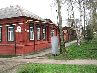 ул. Горького, 19 = ул. Жуковского, 114 (г. Алатырь) -​ индивидуальный жилой дом с участком.