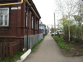 ул. Горького, 41 = ул. Гончарова, 130 (г. Алатырь) -​ индивидуальный жилой дом с участком.
