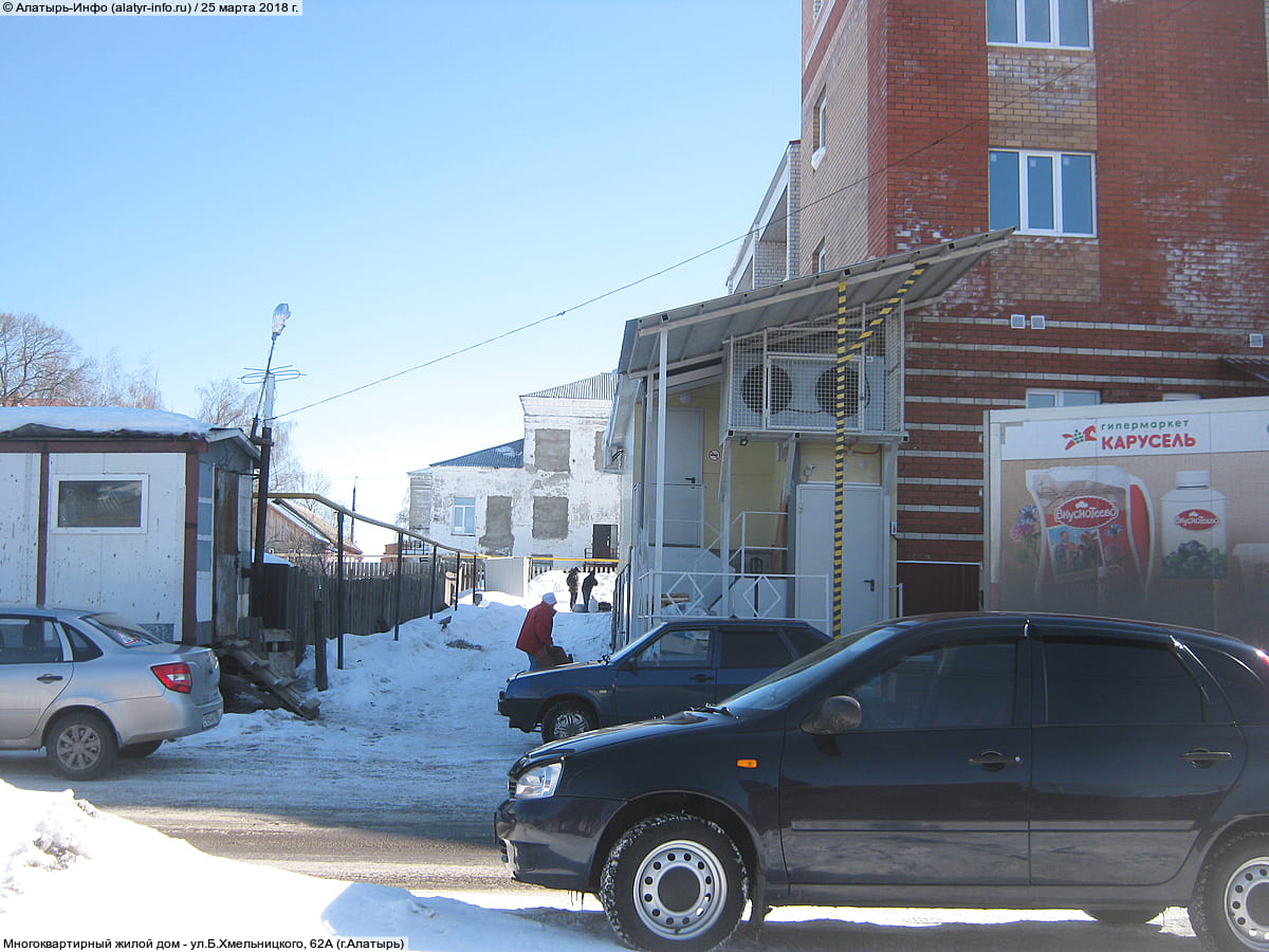 Многоквартирный жилой дом. 25 марта 2018 (вс).