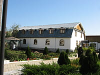 Здание гостиницы для паломников Киево-Николаевского Новодевичьего православного монастыря г.Алатырь. 21 сентября 2014 (вс).