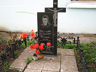 Памятник ученику 11 класса гимназии №6 Фёдорову Жене, зверски убитому в 2003 году -​ ул. Жуковского, 63 (г. Алатырь).