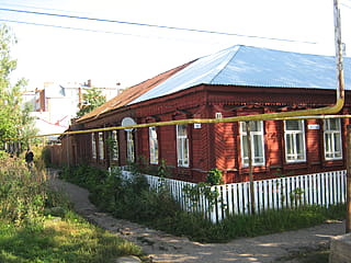 ул. Первомайская, 115 = ул. Ак. Крылова, 86 (г. Алатырь) -​ индивидуальный жилой дом с участком.
