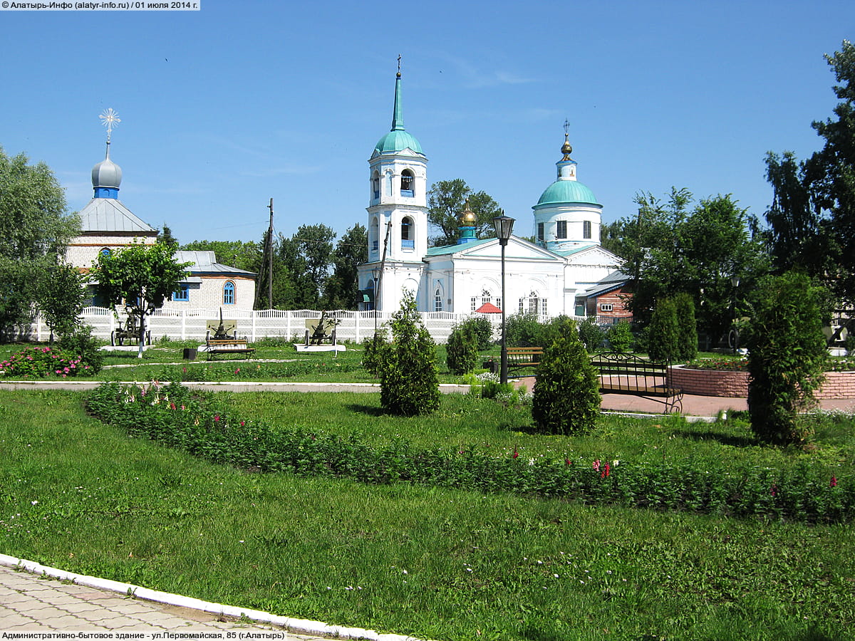 Военно-мемориальный комплекс с образцами вооружения - ул. Первомайская, 87Б (г. Алатырь).