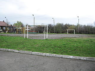 Спортивная площадка гтимназии №6 -​ ул. Жуковского, 63 (г. Алатырь).