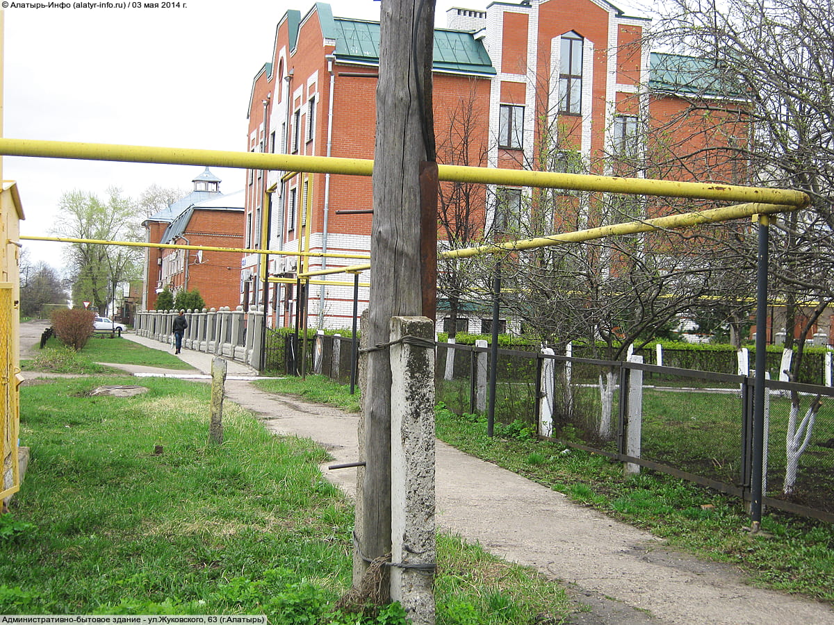 ул. Московская, 64 = ул. Жуковского, 57 (г. Алатырь) - административно-бытовое здание.