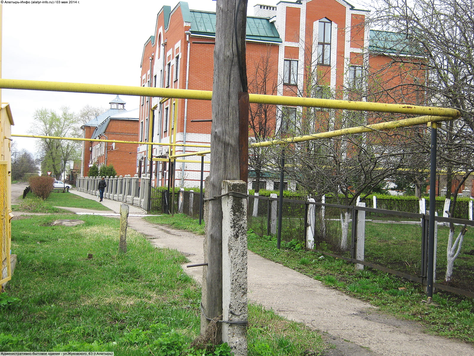 ул. Московская, 64 = ул. Жуковского, 57 (г. Алатырь) - административно-бытовое здание.