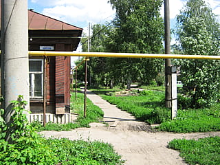 ул. Кирова, 51 = ул. Жуковского, 18 (г. Алатырь) -​ индивидуальный жилой дом с участком.