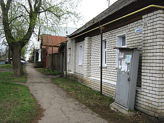 ул. Жуковского, 55 = ул. Московская, 69 (г. Алатырь) -​ индивидуальный жилой дом с участком.